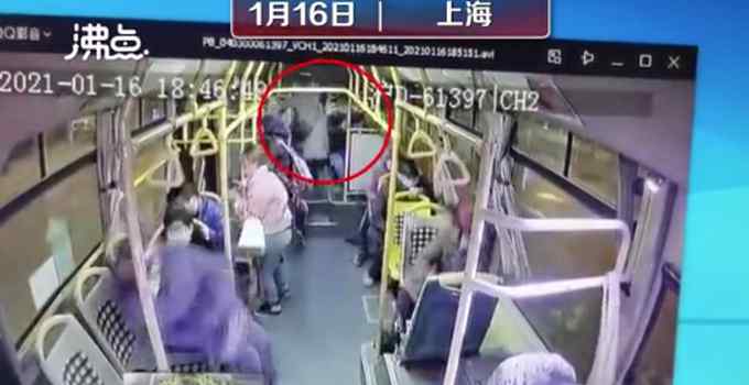 现场画面！上海一公交急刹车 38岁女乘客被甩出2米远不治身亡
