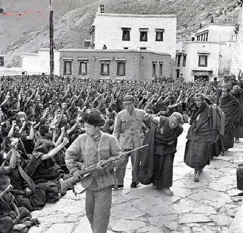 藏军1959年叛乱 59年解放军西藏平叛旧照，近七千人武装叛乱攻击解放军