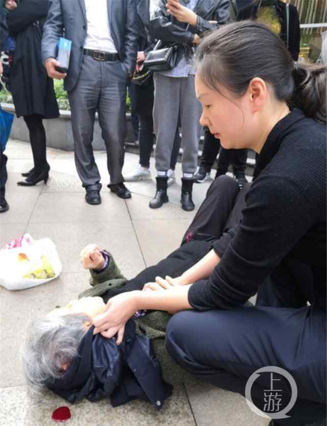 头号警花 最美警花！老太街头昏倒头部流血，女特警脱衣包扎