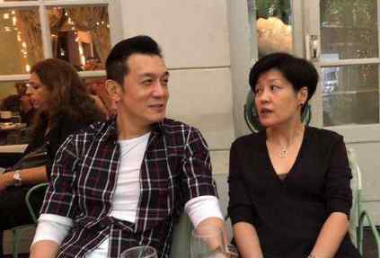 李咏的妻子 2018年李咏做完最后一次化疗，握着妻子手说：别把我的遗体运回国