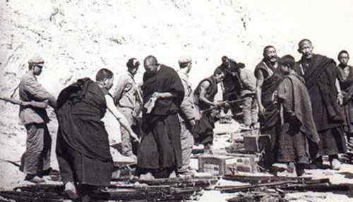 藏军1959年叛乱 59年解放军西藏平叛旧照，近七千人武装叛乱攻击解放军