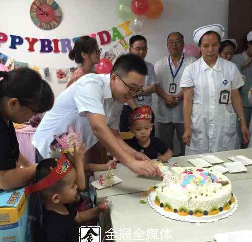 永康中心医院卓越欧亚 为感谢医护人员 永康三胞胎连续三年返医院庆生