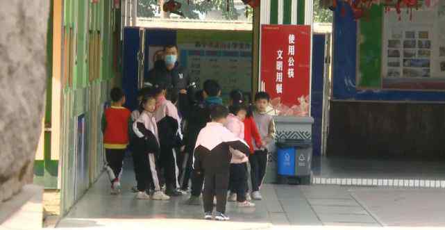 南宁一隔离酒店有人往小学丢空矿泉水瓶 里面还有钱！家长不干了