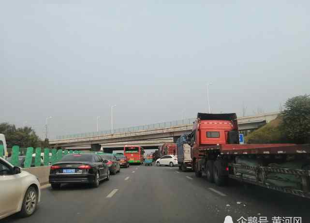 京广快速路 国庆节前，郑州京广快速路堵车严重
