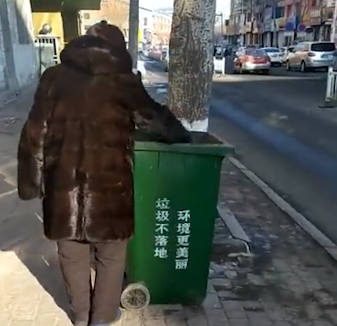 黑龙江八旬老太垃圾桶捡废弃口罩 女儿批评她还不服 网友无语了