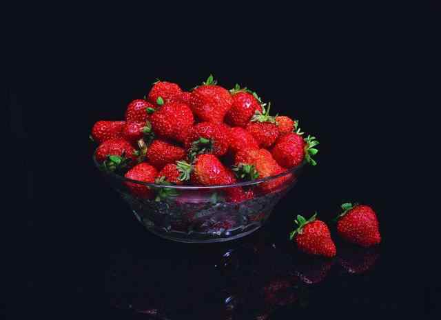白色草莓 白草莓每斤超百元 普通草莓价格大跌