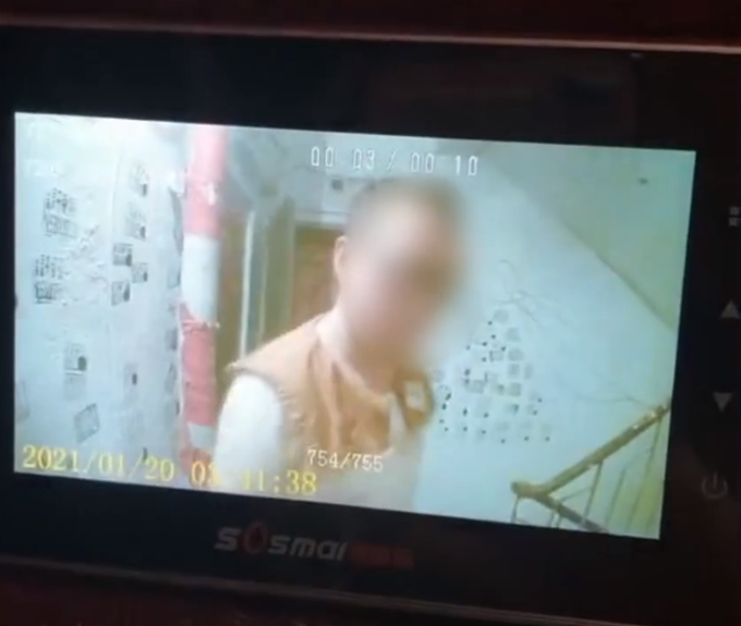 男子半夜持刀砸女邻居家门 民警称他和他爸都有精神病 社区在协调