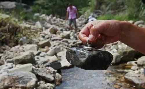 值钱的黑色石头图片 温州一溪滩发现一种黑石头 引来众人挖宝