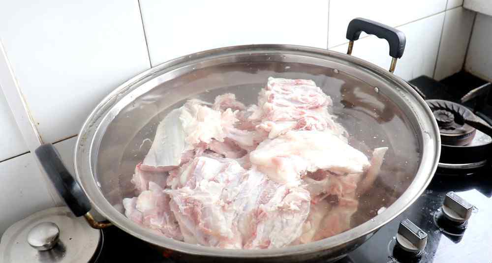 炖羊骨头的家常做法 炖羊肉汤，最好不要直接炖，小技巧告诉你，羊肉汤鲜肉香，超好吃