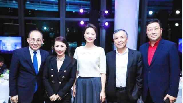 刘芳菲年龄 央视主持刘芳菲近照，白衣黑裙衬的皮肤白嫩，完全不像42岁女人！