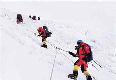 珠穆朗玛峰登顶第一人 重庆女子第一人 41岁何鸿鹄登顶珠峰