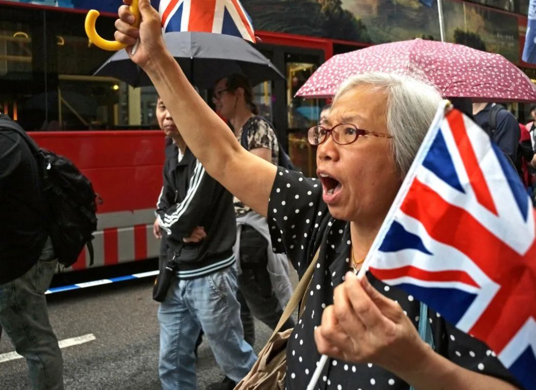 多次在“修例风波”现场爱举英国旗的香港“王婆” 拘！