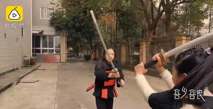 成都一小学体育课教传统刀法 已引进武术课程10年 网友直呼：好酷！