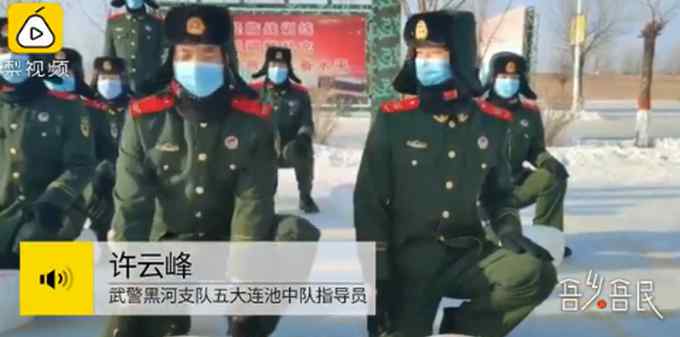 武警官兵用冰制作25斤重象棋 网友：走“车”的战士可能最辛苦吧