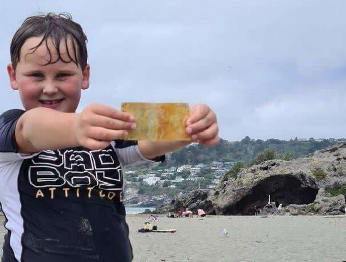 新西兰一7岁男孩海里捡到5美元纸币 竟拍卖出755美元！