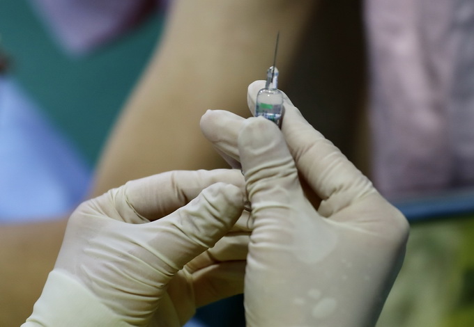 埃及大规模接种中国疫苗：一名医生和护士率先接种