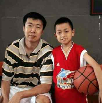 王熙麟 王治郅儿子开始打篮球，初接触成球队核心，连姚明都亲临观看比赛