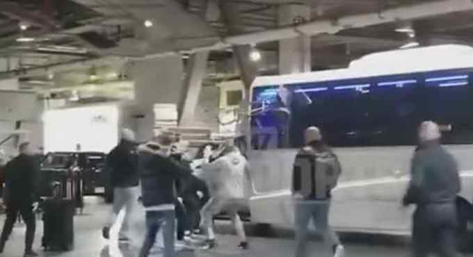 努曼格莫多夫 UFC嘴炮袭击事件：麦格雷戈场外“打群架”，被批“疯子”