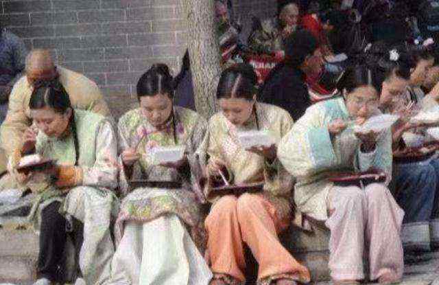 横店美女 横店群演遍地美女，50一天还“勾心斗角”，为爆红“什么都演”