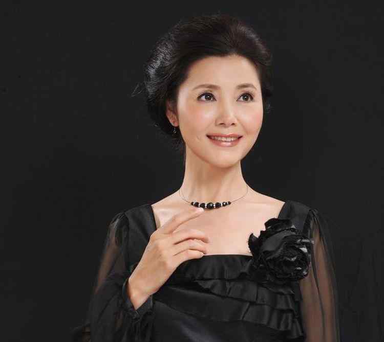 丛珊的丈夫 比刘晓庆还美，和小3岁老公是初恋，今64岁一张幸福脸，仍很美