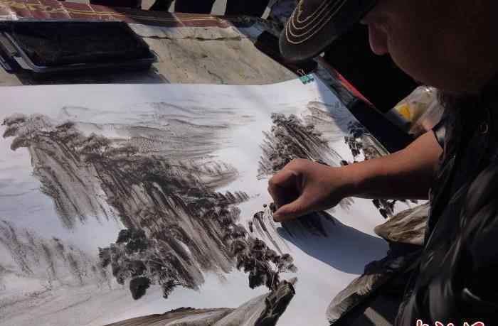 一挥而就 陕西“草根”画家的掌臂山水画：绝美山水“一挥而就”