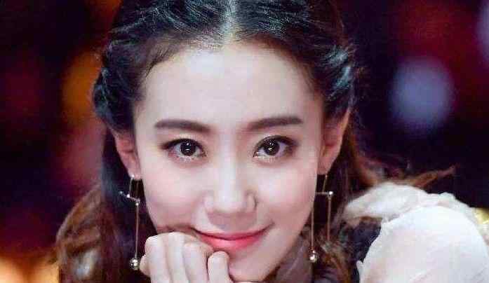 冯巩的女儿为什么姓李 她是冯巩“女儿”，连上4次春晚都不红，却因一个动作被贾玲带火
