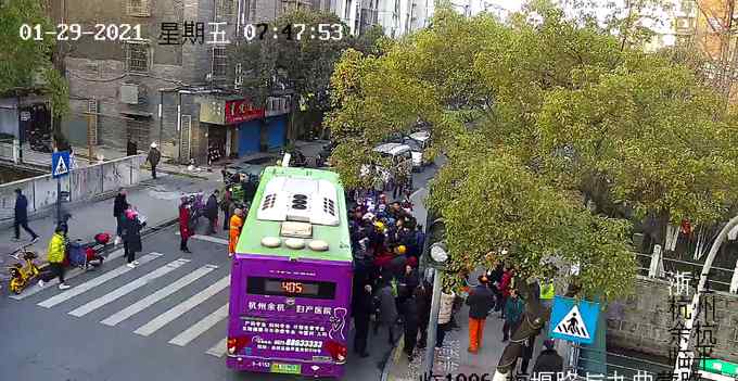 生死两分钟！杭州这一幕实在太燃了！他们齐心合力抬起了公交车