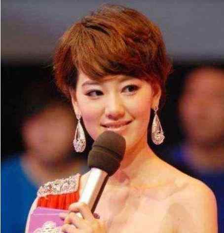 前央视女主持人曹 李咏曾力捧的金牌女主持，却因绯闻缠身被央视“退货”，如今怎样
