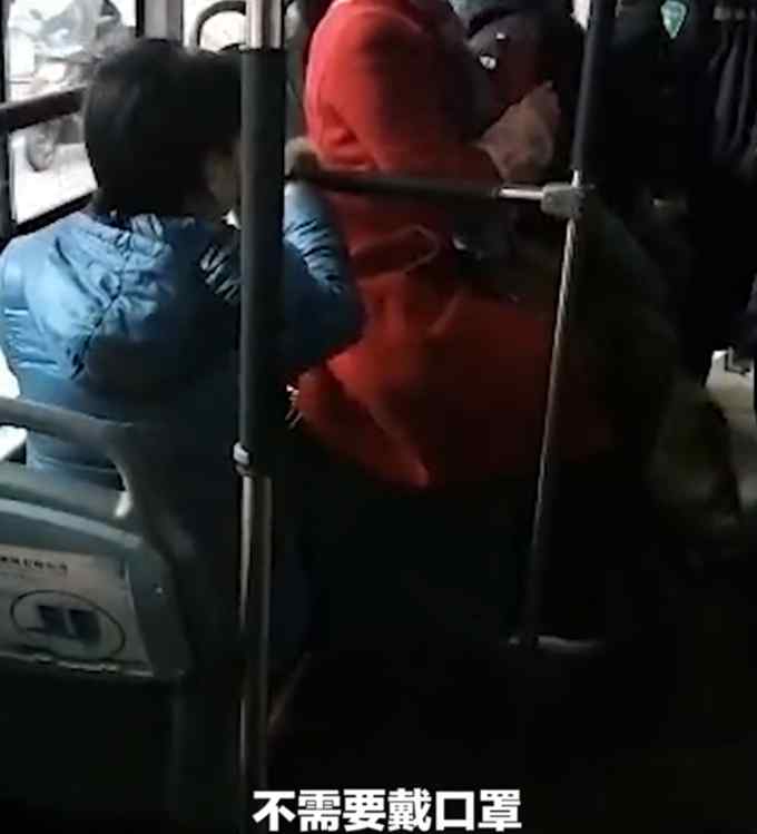 女子不戴口罩坐公交还怒怼乘客 看到结局网友都说“舒服了”
