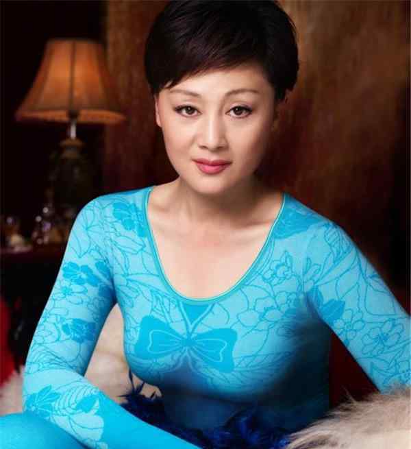 王姬的丈夫 58岁王姬聪明美丽，与丈夫低调恩爱19年，27岁儿子智商只有5岁