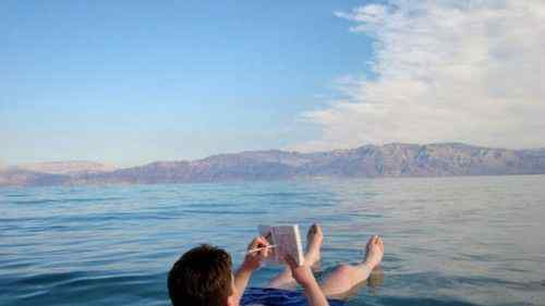 最咸的湖 世界上最咸的湖泊 就是能让人浮起来的死海