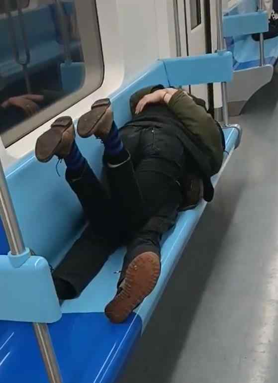 上海地铁上两人躺在座椅上亲热 一路没停过 画面辣眼睛！