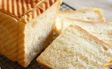 用普通面粉做面包诀窍 做面包好吃有技巧，别只会加酵母，教你小技巧，面包蓬松香软