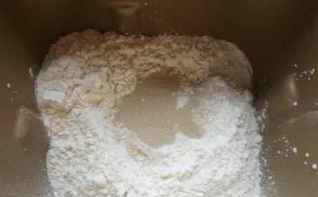 用普通面粉做面包诀窍 做面包好吃有技巧，别只会加酵母，教你小技巧，面包蓬松香软