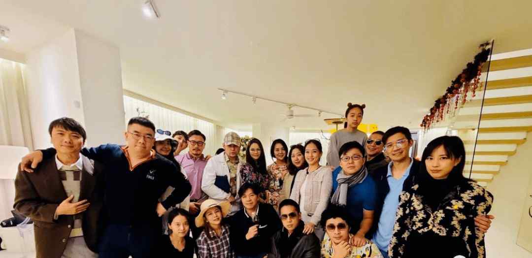 周杰伦豪宅 周杰伦1.5亿豪宅内开趴，圣诞树高至2层楼，20人同嗨不拥挤