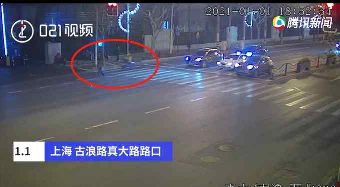 上海交警：一外卖骑手看手机闯红灯撞行人 行人经抢救无效死亡
