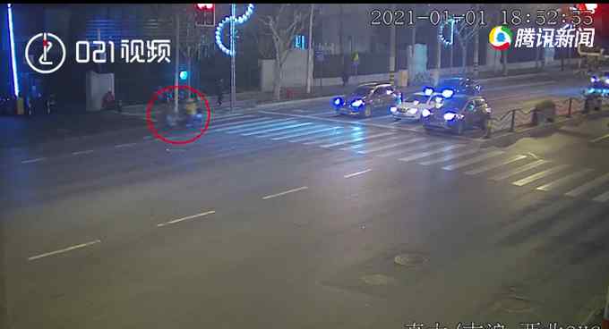 上海交警：一外卖骑手看手机闯红灯撞行人 行人经抢救无效死亡