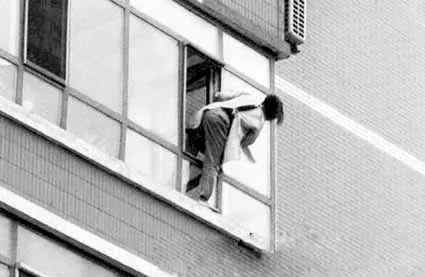女子擦玻璃失足从7楼坠下身亡 到底什么情况呢？