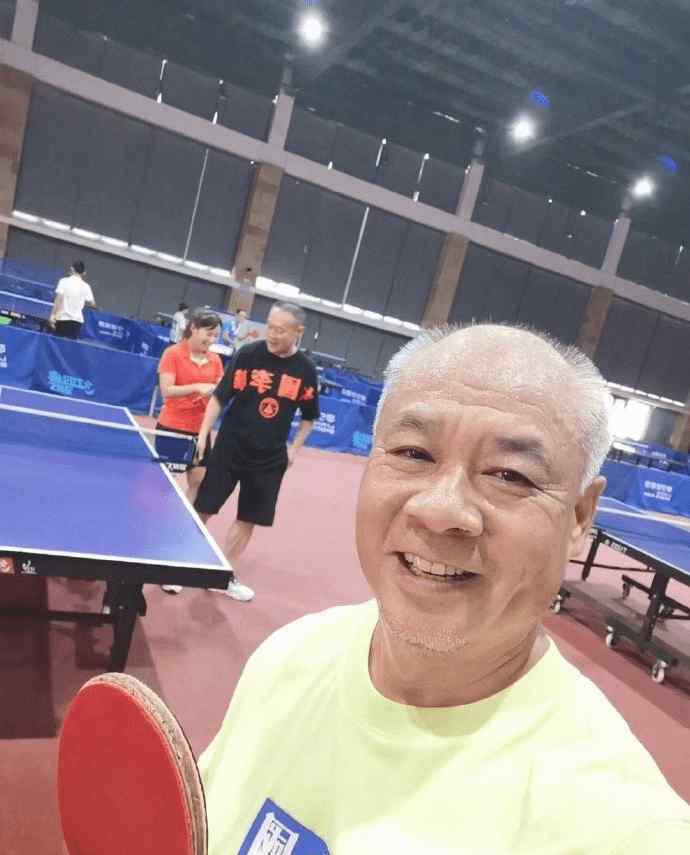 谢超杰 李宁与乒乓球世界冠军对战大汗淋漓，57岁头发全白，遭调侃是大爷