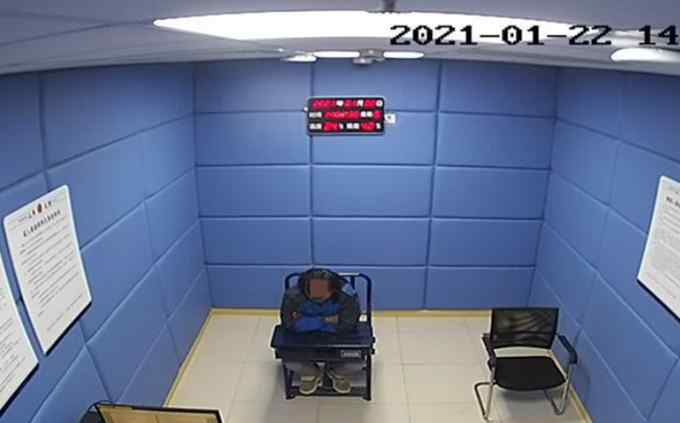 图啥？男子偷电瓶怕被抓 荒野求生1个月