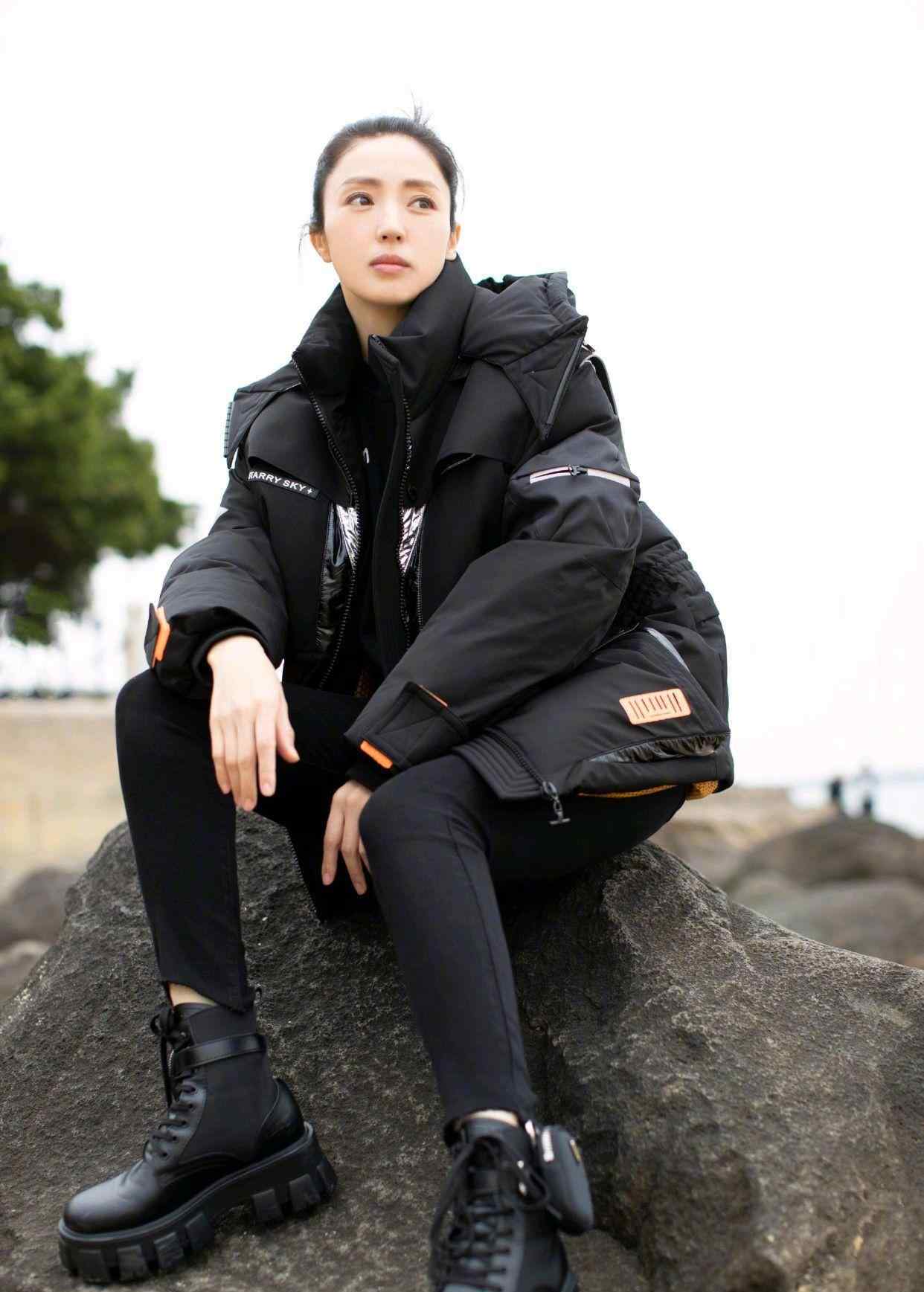 董璇也不干净 被董璇的穿搭造型给惊艳到了，黑色羽绒服配黑色打底裤，又A又飒