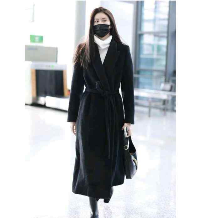鸾殇 何穗不愧是国际超模，身穿黑色大衣潇洒走机场，到哪都是她的舞台
