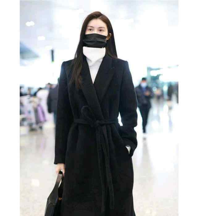 鸾殇 何穗不愧是国际超模，身穿黑色大衣潇洒走机场，到哪都是她的舞台