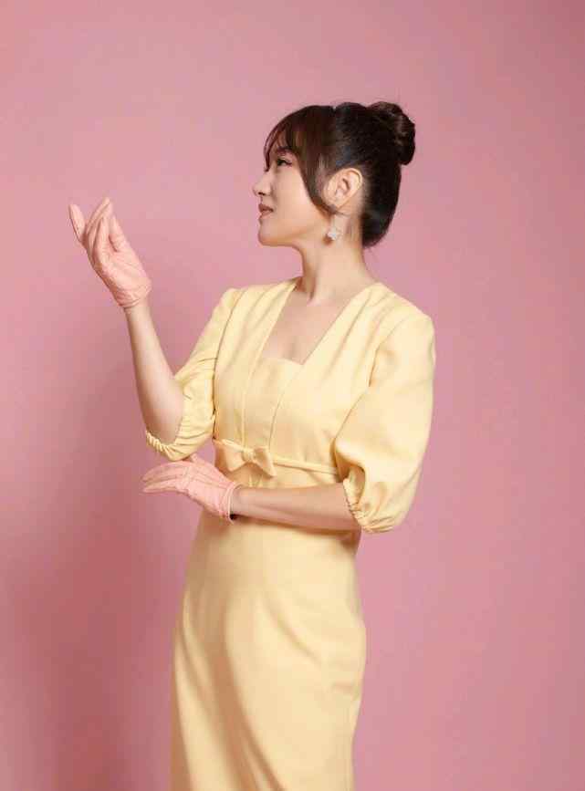 杨钰莹年龄 杨钰莹太有少女感了，身穿一袭黄色连衣裙，压根看不出实际年龄