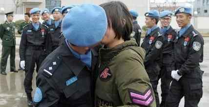中国维和警察第二部 感人!中国维和警察回国:领证第二天随队出征 时隔一年拥吻妻子