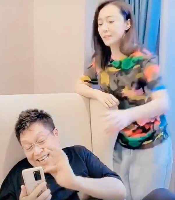 王为念前妻是谁 61岁王为念三婚妻子疑透露？女人动作肆无忌惮，三个字呈现了关系