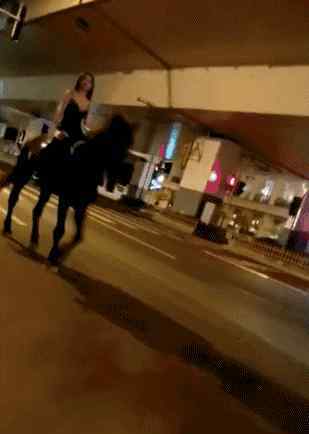 黑衣女子 黑衣女子上海市中心深夜骑马“遛弯” ，结果悲剧了......