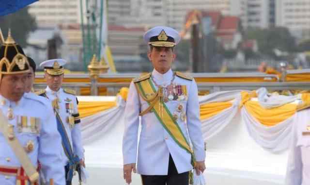 泰国国王 泰国人民需要像国王行跪拜之礼那中国游客见到国王怎么办