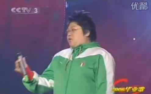 杨成瑞 曾怒斥歌手假唱的韩红没想到假唱，比话筒拿反的萨顶顶还明显