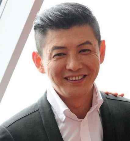 董卿为什么退出央视 他曾是“央视一哥”，与董卿有6年的感情，离开央视娶20岁的娇妻